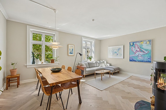 DNB v/ Håkon Leknes har gleden av å presentere Sofies gate 35 - en pen og romslig 2-roms beliggende i høy 1. etasje.