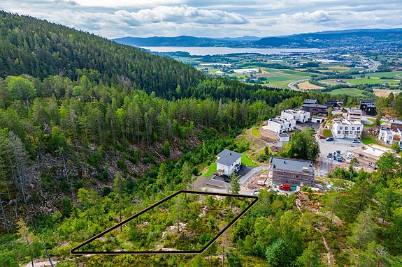 Privatmegleren har gleden av å presentere denne utsiktstomten på drøye 1,2 mål i naturskjønne omgivelser beliggende på Reistadlia i Lier kommune.