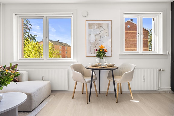Her er det også plass til et spisebord med tilhørende sittegruppe.