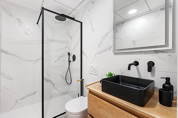 NYHET! Nydelig toppleilighet med privat takterrasse på 72 m - Kun 750 m fra stranden - 3 soverom og 2 bad