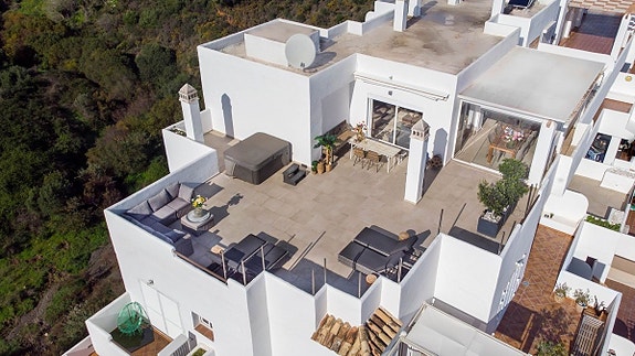 Eksklusiv toppleilighet over to plan med 4 soverom, takterrasse og panoramautsikt - New Golden Mile