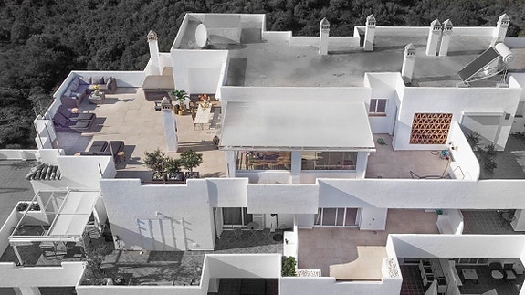 Eksklusiv toppleilighet over to plan med 4 soverom, takterrasse og panoramautsikt - New Golden Mile