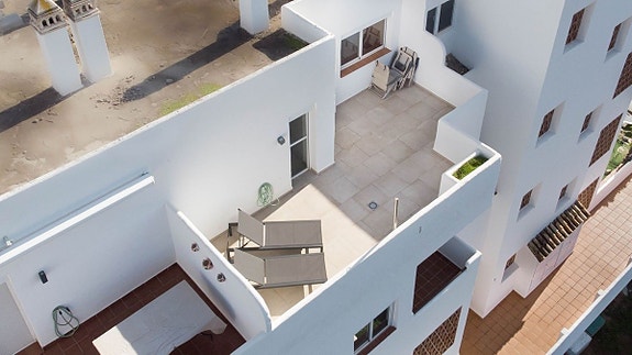 Eksklusiv toppleilighet over to plan med 4 soverom, takterrasse og panoramautsikt - New Golden Mile