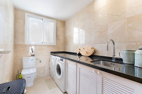 Eksklusiv toppleilighet over to plan med 4 soverom, takterrasse og panoramautsikt - New Golden Mile