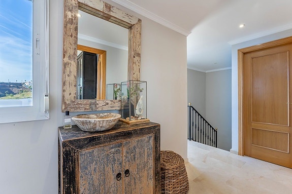 Eksklusiv toppleilighet over to plan med 4 soverom, takterrasse og panoramautsikt - New Golden Mile