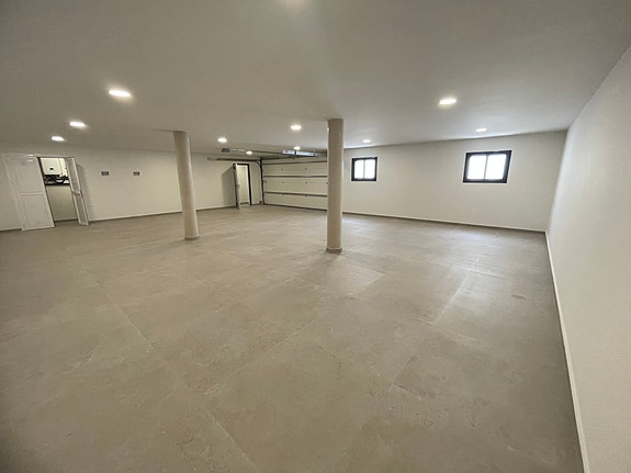 Stor romslig villa, klar for innflytting | 3 soverom og 4 bad | Uteplass, basseng og kjeller/garasje