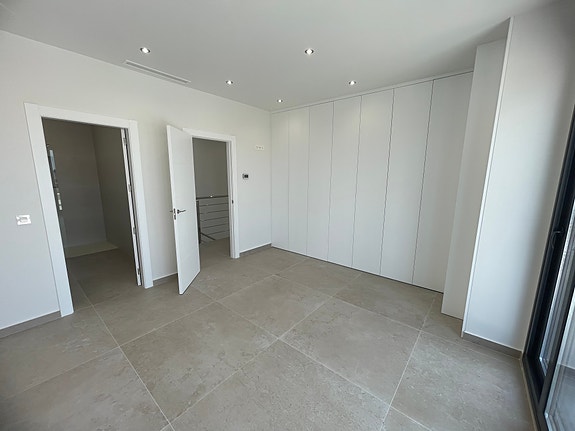 Stor romslig villa, klar for innflytting | 3 soverom og 4 bad | Uteplass, basseng og kjeller/garasje