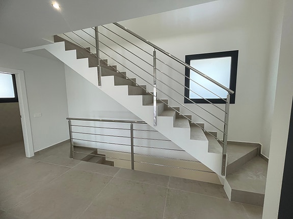 Stor romslig villa, klar for innflytting | 3 soverom og 4 bad | Uteplass, basseng og kjeller/garasje