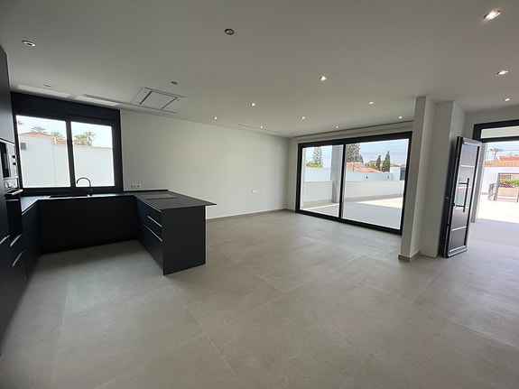 Stor romslig villa, klar for innflytting | 3 soverom og 4 bad | Uteplass, basseng og kjeller/garasje