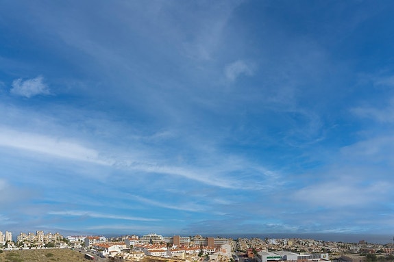 Gangavstand til strand - Leilighet med stor terrasse og nydelig havutsikt