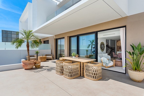 Nyhet | Moderne bolig med fantastisk uteområde | 3 soverom  | Privat basseng | Parkering