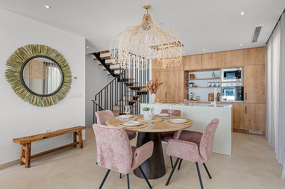 Nyhet | Moderne bolig med fantastisk uteområde | 3 soverom  | Privat basseng | Parkering