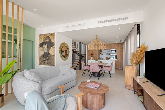 Nyhet | Moderne bolig med fantastisk uteområde | 3 soverom  | Privat basseng | Parkering