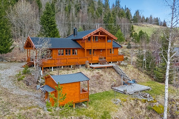 Velkommen til Trongsundvegen 58 - en lekker hytte pent beliggende i Trongsundet