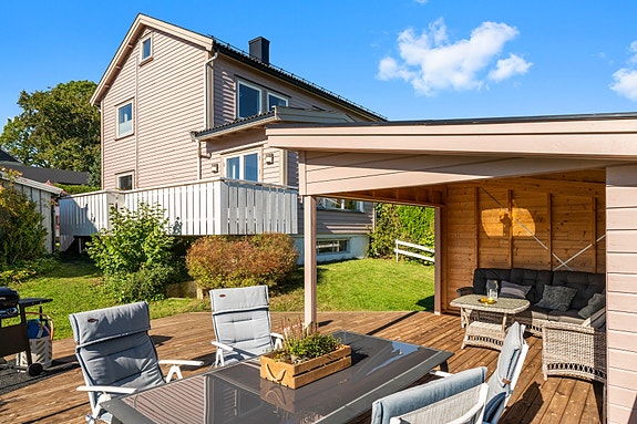 Eiendommen byr på gode rammer for en familie som ønsker både plass, hage og rolige omgivelser.