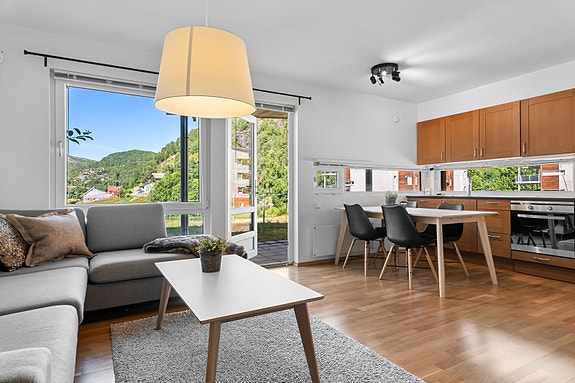 Eiendomsmegler1 v/Kjetil Helland presenterer: Superpraktisk utnyttelse av fritid på fjellet. Utsikt helt til stolheisen. Peis. Elbil lader i carport.