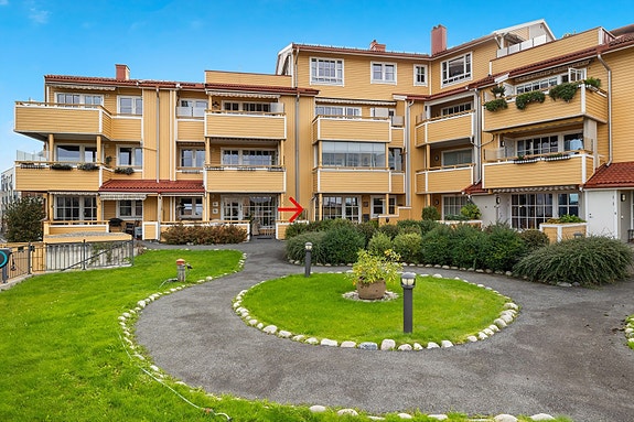 Velkommen til Kong Haakons plass 17 - Pen 3-roms selveierleilighet oppført i 2001 med garasjeplass.