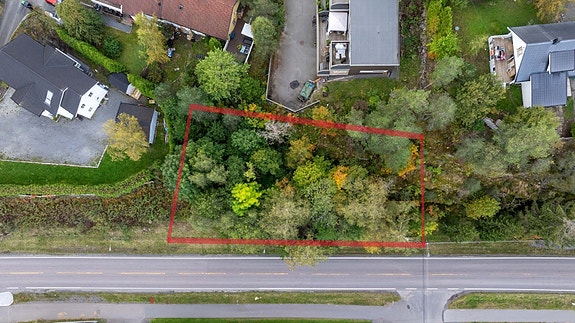 Tomten sett ovenfra, ca markert med rød strek.