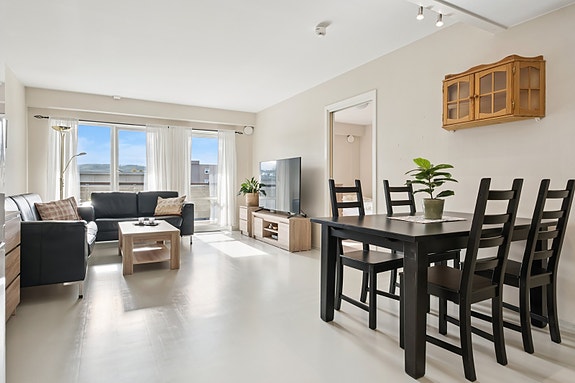 Velkommen til Fløytarvegen 11F - Lys & pen 3-roms leilighet i 2.etg. med meget sentral beliggenhet Romslig takoverbygd veranda.