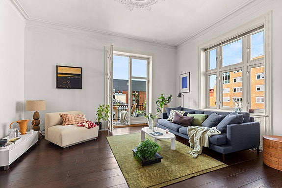 Velkommen til Holbergs gate 3B på St. Hanshaugen v/Pilestredet Park - Her venter klassiske detaljer som god takhøyde, stukkatur, rosett og doble fløydører.