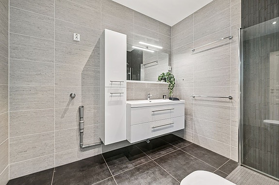 Flott bad oppgradert i 2020 med varmekabler, moderne innredning og opplegg for vaskemaskin.