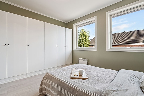 Perfekt som hovedsoverom med plass til både seng og nattbord.