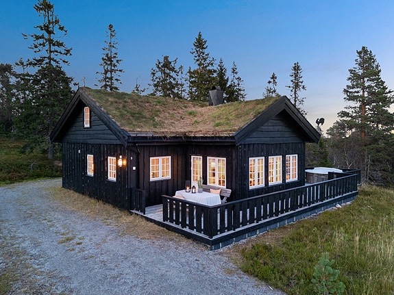 Velkommen til Reinlavvegen 8, presentert av Nina Dæhli Harviken.
Foto: Pil Branding (Kim Rognmo).