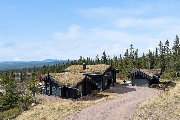 På eiendommen er det også en garasje med stor bod