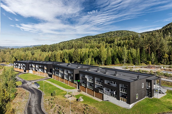 Lys og delikat 3-roms selveierleilighet fra 2020 med attraktiv og sentral beliggenhet i Hurdal sentrum - med kort vei til skole, barnehager, butikker, kollektivtransport og fantastiske turområder året rundt.