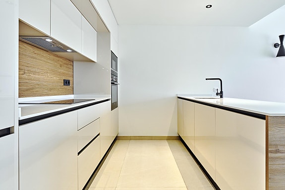 Kun 250 m fra havet | Nydelig penthouse-leilighet | Stor takterrasse 72m2 | Flott fellesområde med flere basseng