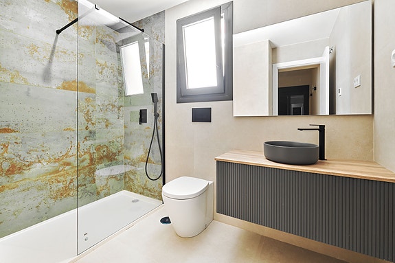 Kun 250 m fra havet | Nydelig penthouse-leilighet | Stor takterrasse 72m2 | Flott fellesområde med flere basseng