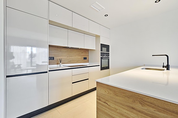 Kun 250 m fra havet | Nydelig penthouse-leilighet | Stor takterrasse 72m2 | Flott fellesområde med flere basseng