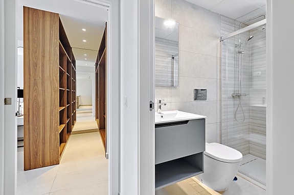 Kun 250 m fra havet | Nydelig penthouse-leilighet | Stor takterrasse 72m2 | Flott fellesområde med flere basseng