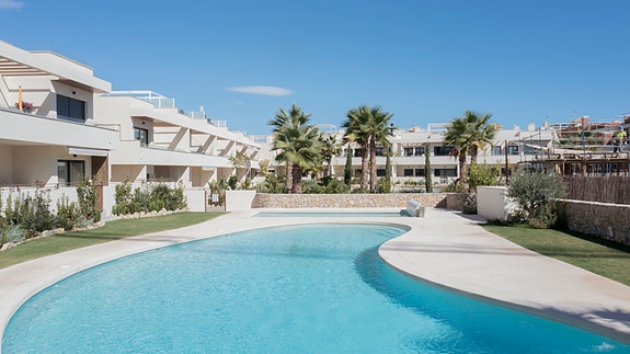 Kun 250 m fra havet | Nydelig penthouse-leilighet | Stor takterrasse 72m2 | Flott fellesområde med flere basseng