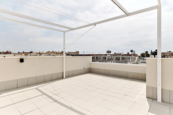 Kun 250 m fra havet | Nydelig penthouse-leilighet | Stor takterrasse 72m2 | Flott fellesområde med flere basseng