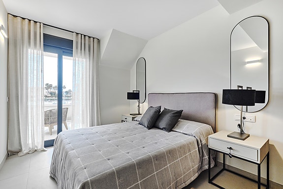 Kun 250 m fra havet | Nydelig penthouse-leilighet | Stor takterrasse 72m2 | Flott fellesområde med flere basseng