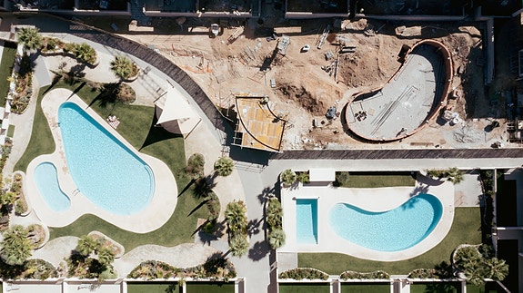 Kun 250 m fra havet | Nydelig penthouse-leilighet | Stor takterrasse 72m2 | Flott fellesområde med flere basseng