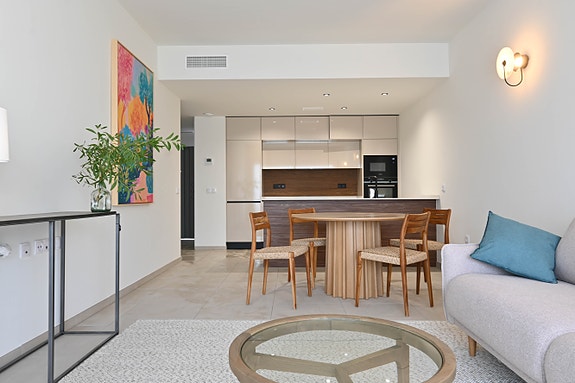 Kun 250 m fra havet | Nydelig penthouse-leilighet | Stor takterrasse 72m2 | Flott fellesområde med flere basseng