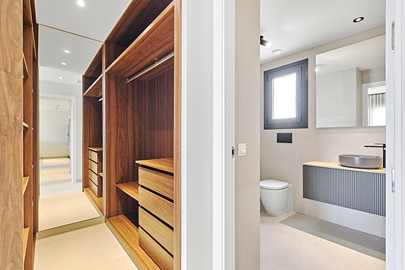 Kun 250 m fra havet | Nydelig penthouse-leilighet | Stor takterrasse 72m2 | Flott fellesområde med flere basseng