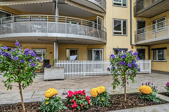 Terrassen vender inn mot pene fellesarealer.