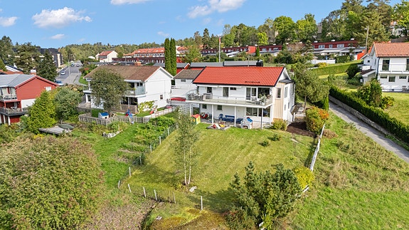 Velkommen til Bogerudveien 27 - en innbydende enebolig med en solrik og barnevennlig beliggenhet.