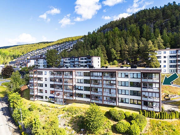 Velkommen til Kristian Brenners vei 70A! En 3-roms leilighet med innglasset balkong og suveren utsikt.