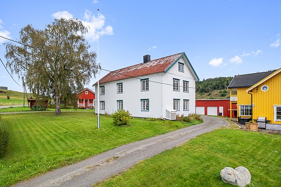 EiendomsMegler 1 ved Oliver Almli Reinås presenterer: Hårstadvegen 15.