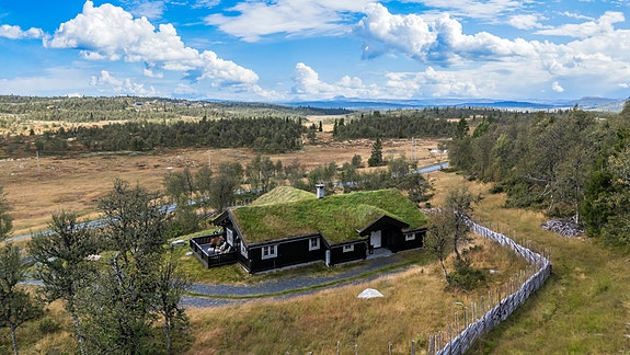 Hytteperle med vakker beliggenhet presenteres av Privatmegleren Valdres v/Marit Nystuen. Foto: Christine Stokkebryn