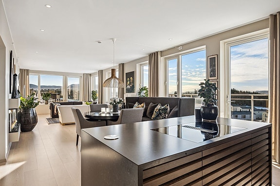 Elegant kjøkkenøy med platetopp.