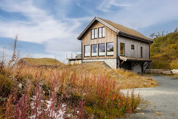Privatmegleren har gleden av å presentere Ørnereiret 20 - En meget flott og innholdsrik hytte med svært attraktiv beliggenhet i Holtardalen og ski inn/ut til skianlegget