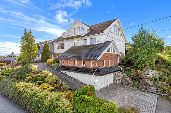 Velkommen til Lillejordet 10! Boligen er presentert av Gaute Kverneland v/Aktiv eiendomsmegling avd. Kristiansand