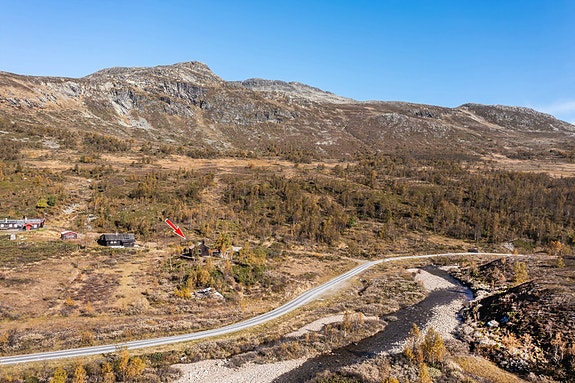 Eiendommen med Buliåne i forgrunn og Svarthetta i bakkant