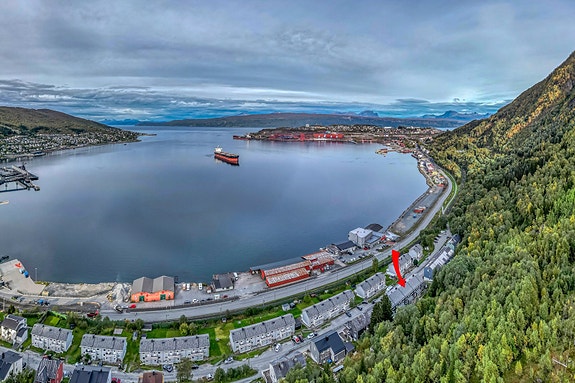 Det er gang og sykkelvei fra sentrum frem til eiendommen.