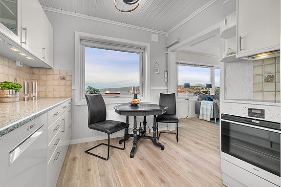 Kjøkkenet har lys innredning med slette fronter.